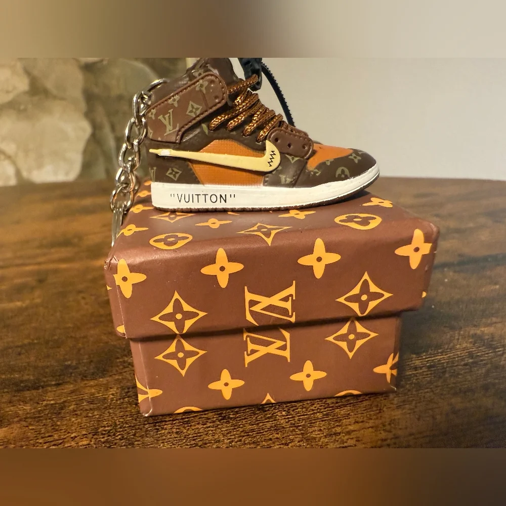 Luxe Inspired High-Top Pair Of Sneaker Keychains With Box! - Picture 9 of 12